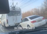 Иномарка «подвинула» троллейбус на Московском шоссе в Рязани