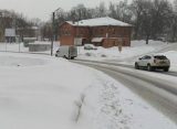 После уборки снега на Кремлевском валу в Рязани жители ходят по дороге