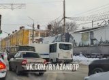 На Первомайском проспекте в Рязани водитель маршрутки «припечатал» полицейский «автозак»