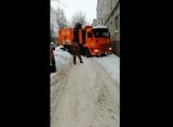 На Радиозаводской в Рязани мусоровоз застрял в снежных заносах