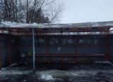 Опасную крышу Турлатовской остановки освободили от снега и выпрямили