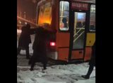 Рязанские женщины вытолкали из снежной каши автобус № 62