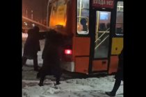 Рязанские женщины вытолкали из снежной каши автобус № 62