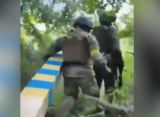 Украинские бойцы принесли пограничный столб, чтобы снять фейк о выходе к границе РФ