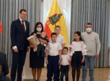 Врио рязанского губернатора Малков накануне Дня Семьи наградил многодетных родителей региона