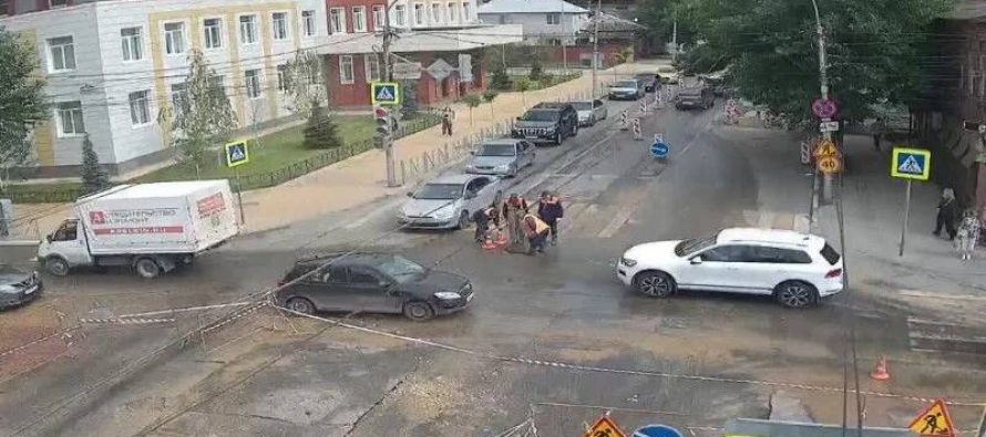 Горького в Рязани затопило из-за прорыва трубы, поврежденной в ходе ремонта