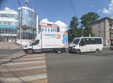 У ТРЦ «Полетаевский» в Рязани пассажирская маршрутка протаранила грузовик Ford