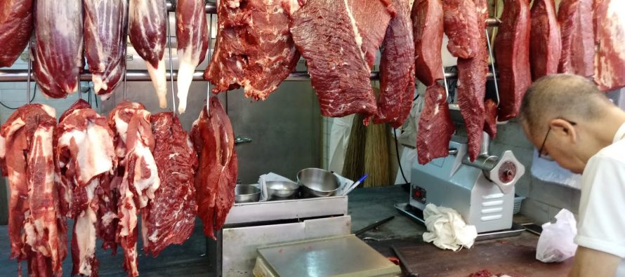 На Молодежном рынке в Рязани обнаружили нарушения правил хранения и продажи мяса, молока и рыбы