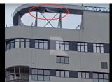 У крыши рязанского небоскреба ЖК «Парус» ветер оторвал металлическую обшивку