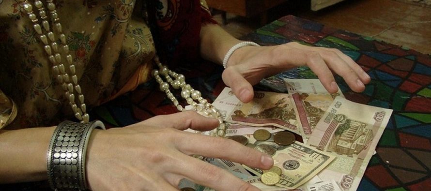 Аферистка под видом снятия порчи украла у рязанской пенсионерки 190 тысяч