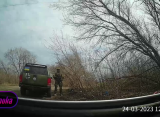 Боевик ВСУ пустил очередь вблизи машины с женщиной и ребенком за русскую речь