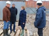 Елена Сорокина проконтролировала ход строительства нового детского сада в Кальном