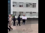 В Рязани на площади Победы задержали активиста-одиночку Соколова с антивоенным плакатом