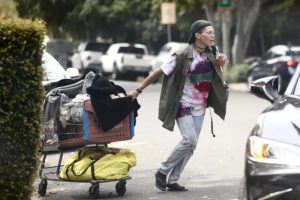 NYP: бывшая фитоняшка Лони Уиллисон охотится за содержимым мусорных баков на улицах Голливуда