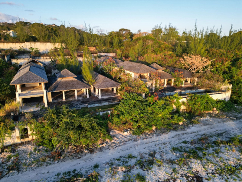 The Sun опубликовал фото заброшенного роскошного курорта с виллами знаменитостей на Барбадосе