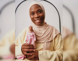 The Guardian: на фоне популярности кинофэнтези «Барби» художница из Нигерии возвращает «хиджарби»