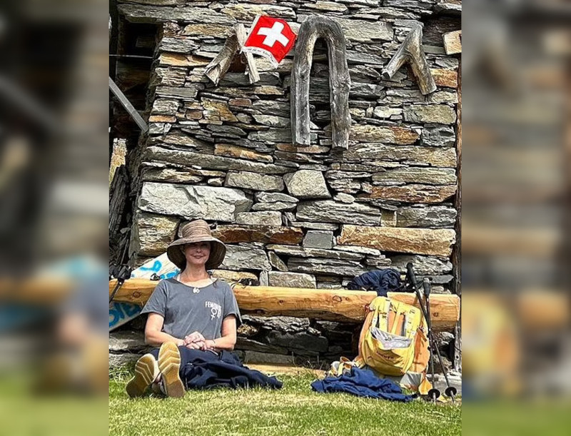 People: Эшли Джадд прошлась по швейцарским Альпам после тяжелой травмы ноги
