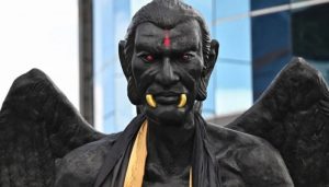 В Бангкоке появилась жуткая статуя и городские власти решили ее частично спрятать