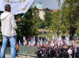 В Болгарии депутаты «Возрождения» снесли забор у памятника Советской армии в Софии