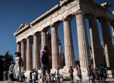 Proto Thema: румынский турист попался на краже мрамора из Афинского Акрополя