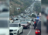 «Фактор» показал огромную очередь из машин армян, желающих покинуть Карабах