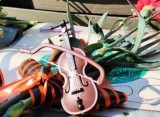Рязанцы принесли скрипку на мемориал Пригожину в парке Братства по оружию
