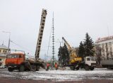 На площади Победы в Рязани собирают главную городскую ёлку высотой 22 метра