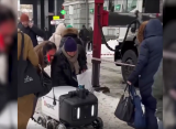 РБК показал кадры, как москвичи вытаскивают из снега застрявшего робота-курьера Яндекса