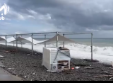 Штормовые волны высотой до 4 метров затопили сочинский пляж Сириус