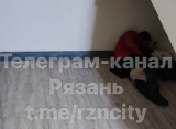 Рязанцы из дома в Канищево жалуются на ночующего и выпивающего в подъезде мужчину