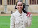 SpotOn: Эмилия Кларк получила орден британской короны