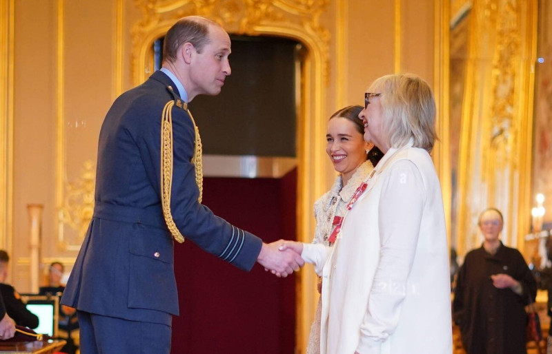 SpotOn: Эмилия Кларк получила орден британской короны