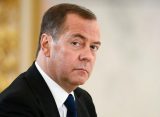 Медведев назвал Байдена, оскорбившего Путина, бесполезным стариком
