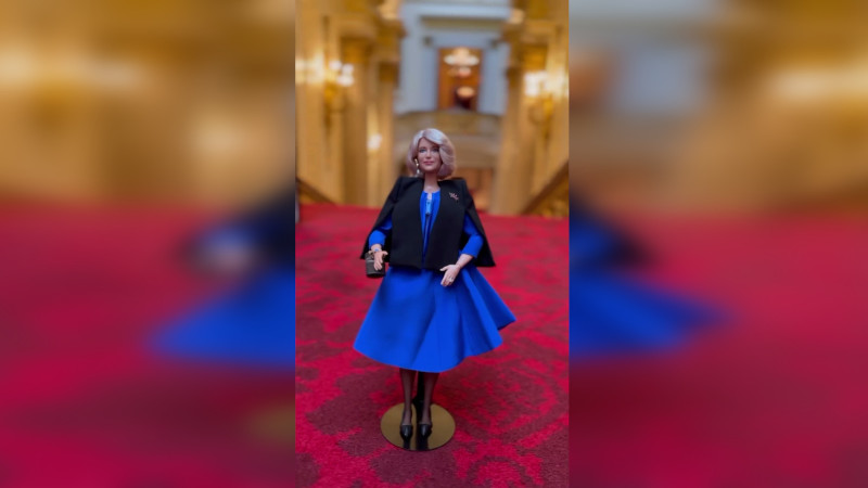 SpotOn: удивленная королева Камилла получила куклу Барби в виде нее