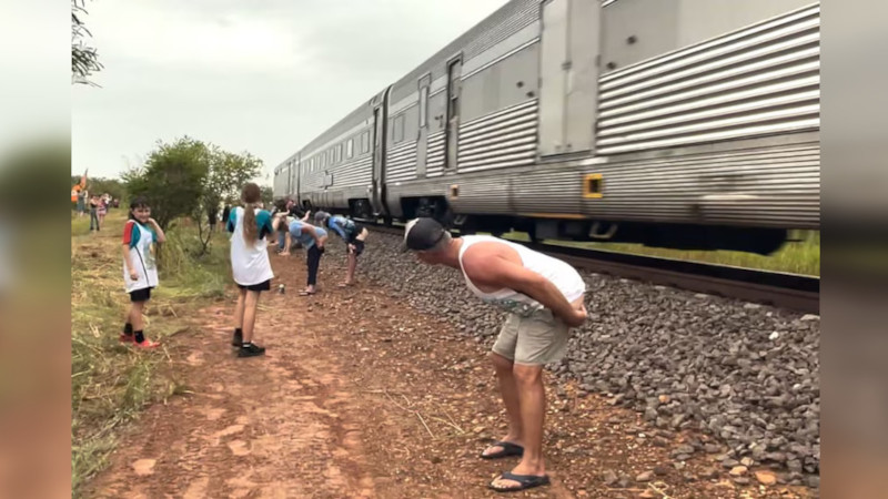 Туристический поезд «Ган» вновь был встречен «лунированием» в Северной Австралии