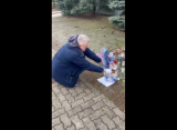 Литовец Барткевичус поставил ведро фекалий у мемориала жертвам теракта в «Крокусе»