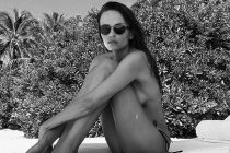 38-летняя русская модель Наташа Поли снялась топлес