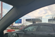 В Рязани заметили девушку-водителя с ребенком на руках за рулем «Мазды»