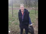 85-летняя пенсионерка в одиночку убирает рязанский поселок Строитель