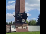 В украинском Ровно сбросили с постамента памятник советскому солдату, партизану и ребенку
