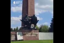 В украинском Ровно сбросили с постамента памятник советскому солдату, партизану и ребенку