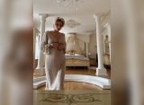 Беременная телеведущая Елена Николаева снялась в спальне в ажурном платье без белья