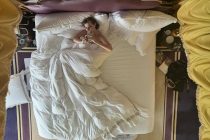 Хейтеры напомнили Ксении Собчак о материнстве после снимка в постели