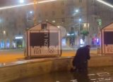 На площади Победы в Рязани неизвестный совершал странный ритуал в фонтане