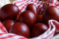 Россиянам подсказали, в какие цвета не стоит красить пасхальные яйца
