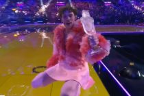 Победитель Евровидения певец Nemo разбил статуэтку прямо на сцене